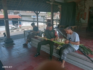 Babinsa Desa Lebih Turun Langsung Bantu Warga Siapkan Penjor Jelang Puja Wali