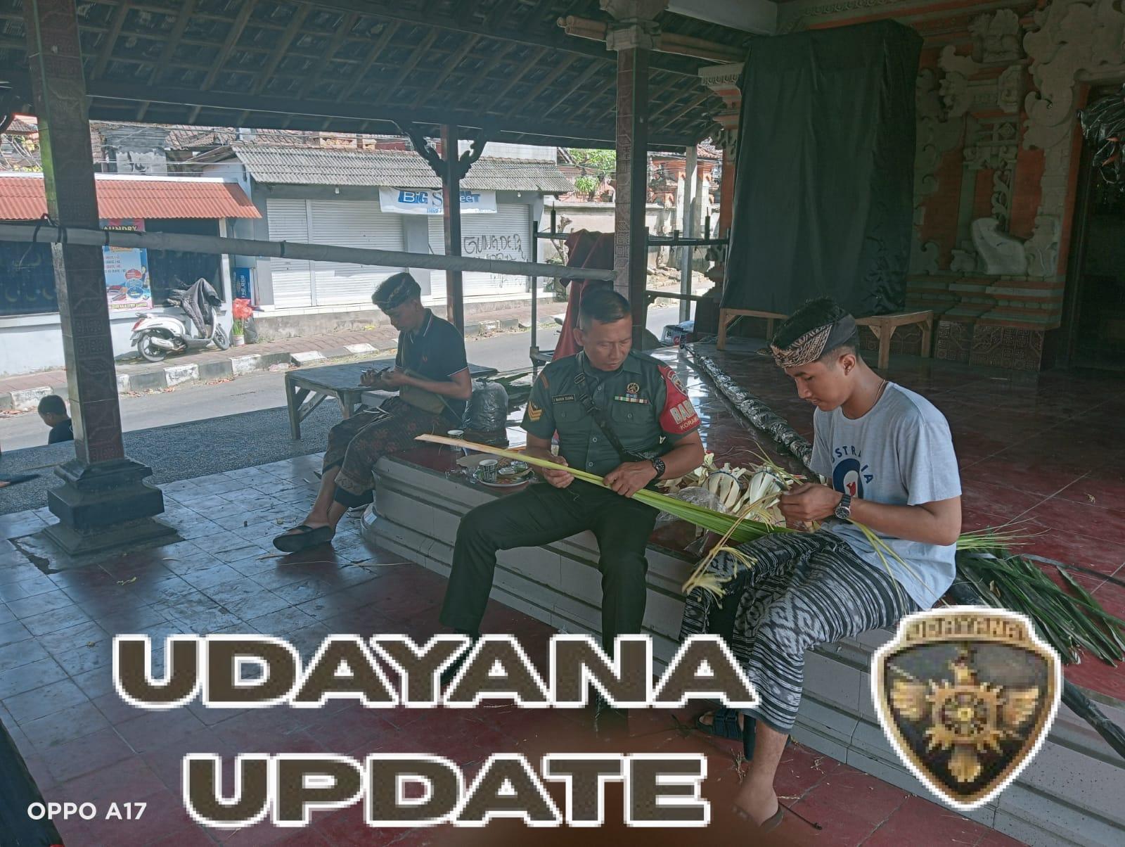 Babinsa Desa Lebih Turun Langsung Bantu Warga Siapkan Penjor Jelang Puja Wali