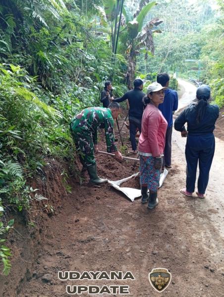Pererat Kebersamaan, Babinsa Gotong Royong Perbaiki Infrastruktur Jalan