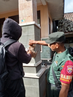 Vaksinasi Rabies di Lingkungan Puri Agung, Babinsa hadir untuk Memastikan Kegiatan Berjalan Lancar