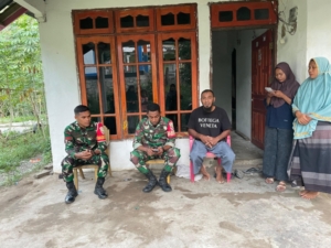 Babinsa Koramil 1602-01/Ende Aktif Pantau Situasi dan Beri Imbauan Kesehatan kepada Warga