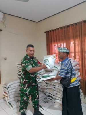Bersama Aparat, Pemdes Guwang Pastikan Pembagian Bantuan Beras Berjalan Tertib dan Aman