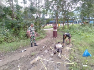 Jaga Wilayah Binaan, Babinsa Ende Kawal Kegiatan Kemah Pramuka di Desa Riaraja