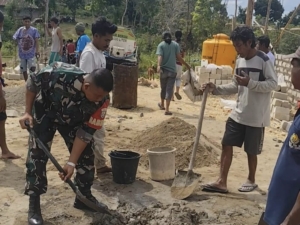 Babinsa Koramil 03/Katikutana Gotong Royong Bersama Warga Bangun Gereja di Desa Anapalu