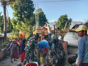 Babinsa dan Warga Kompak Rehabilitasi Mushollah Azzikriah