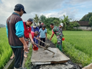 Memperkuat Kemanunggalan TNI Dengan Rakyat Sertu  Made Suarnika Bantu Warga Binaan