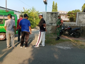 Babinsa Ende Tingkatkan Sinergi dengan Warga Saat Pengamanan Kegiatan Keagamaan