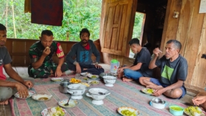 TNI Hadir di Tengah Masyarakat: Babinsa Watunggere Ajak Warga Jaga Kamtibmas