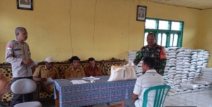 Bantuan Beras Bulog untuk Warga Desa Rura Disalurkan dengan Pengawalan Babinsa