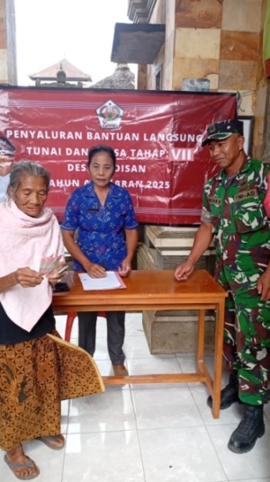 Penyaluran BLT DD Tahap VII di Desa Undisan, Babinsa Turut Hadir dan Pantau Kegiatan