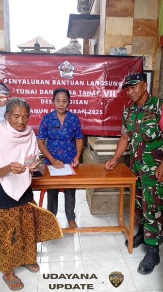 Penyaluran BLT DD Tahap VII di Desa Undisan, Babinsa Turut Hadir dan Pantau Kegiatan