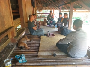 Sinergi Babinsa, Polsek, dan Pemdes Mediasi Isu Instalasi Listrik di Kampung Pagarewa