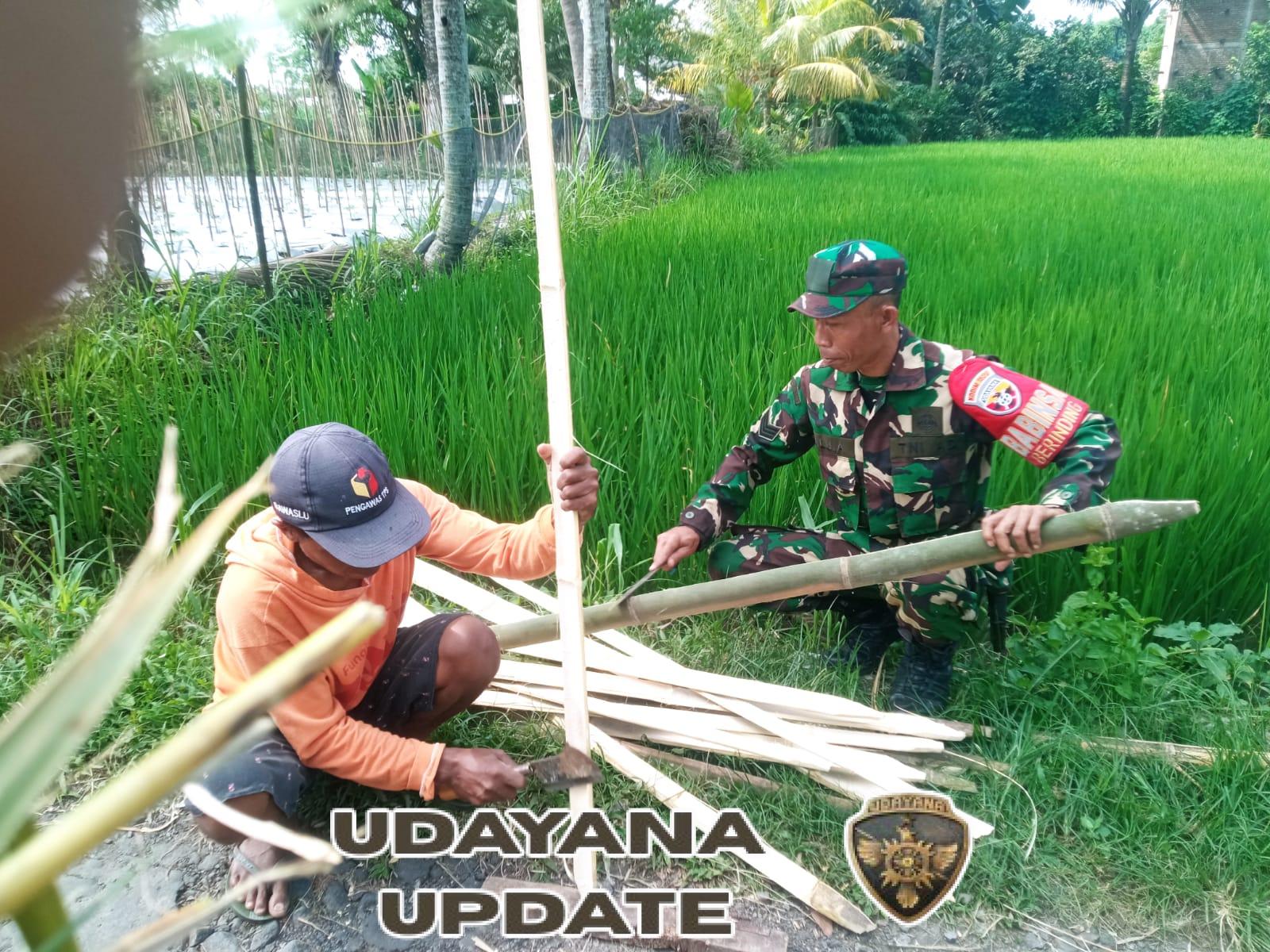 Babinsa Ajak Petani Cegah Serangan Binatang Liar dengan Pembuatan Pagar Bambu