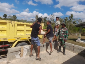Tunjang Lancarnya Proses Pengerjaan, Bahan Material Semen Di Dorong Ke Lokasi TMMD