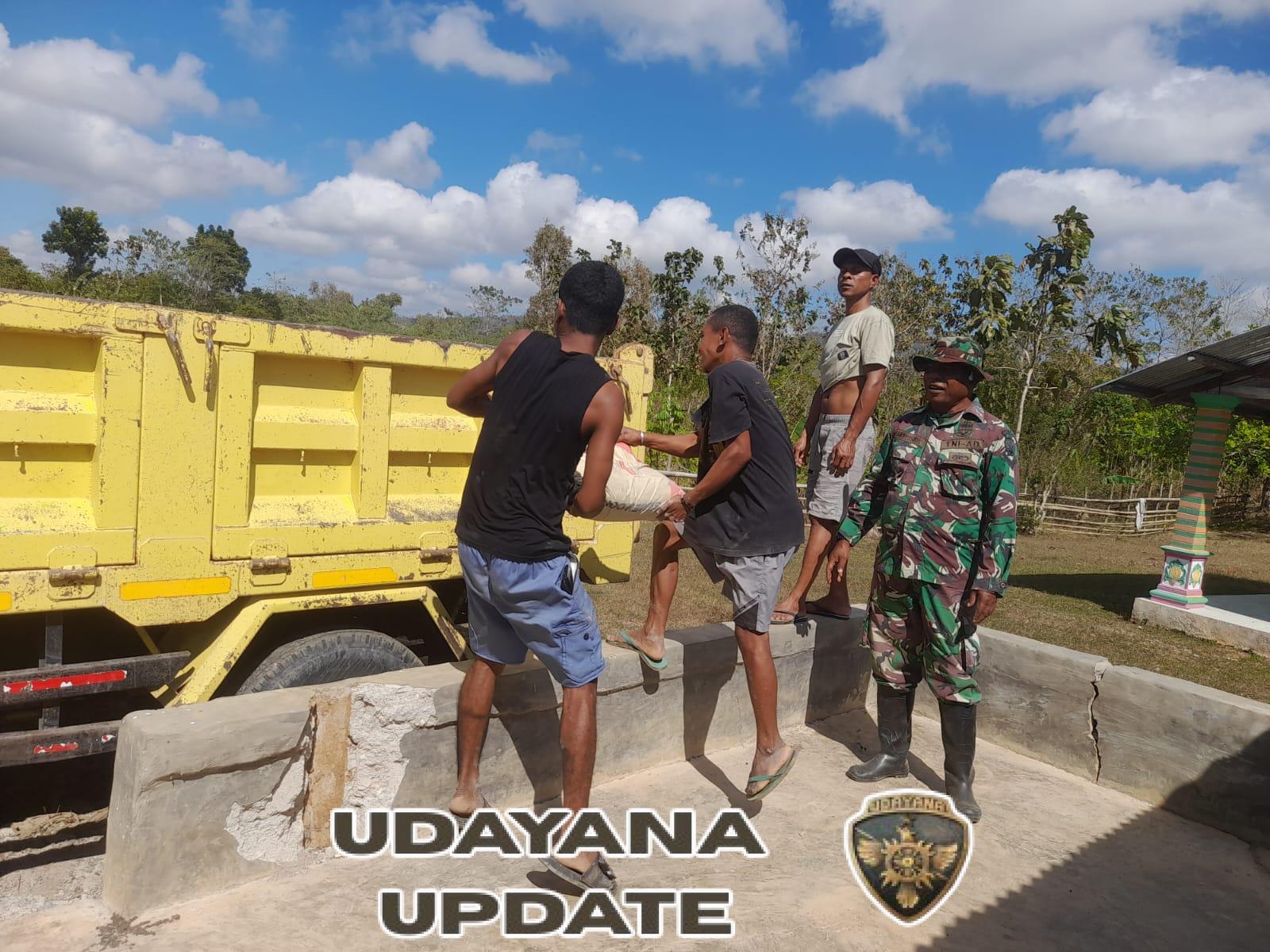Tunjang Lancarnya Proses Pengerjaan, Bahan Material Semen Di Dorong Ke Lokasi TMMD