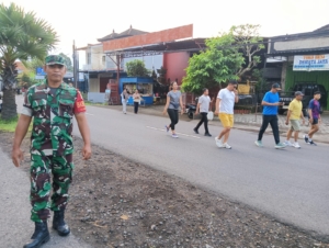 Babinsa Kelurahan Padangkerta turut amankan kegiatan car free day.