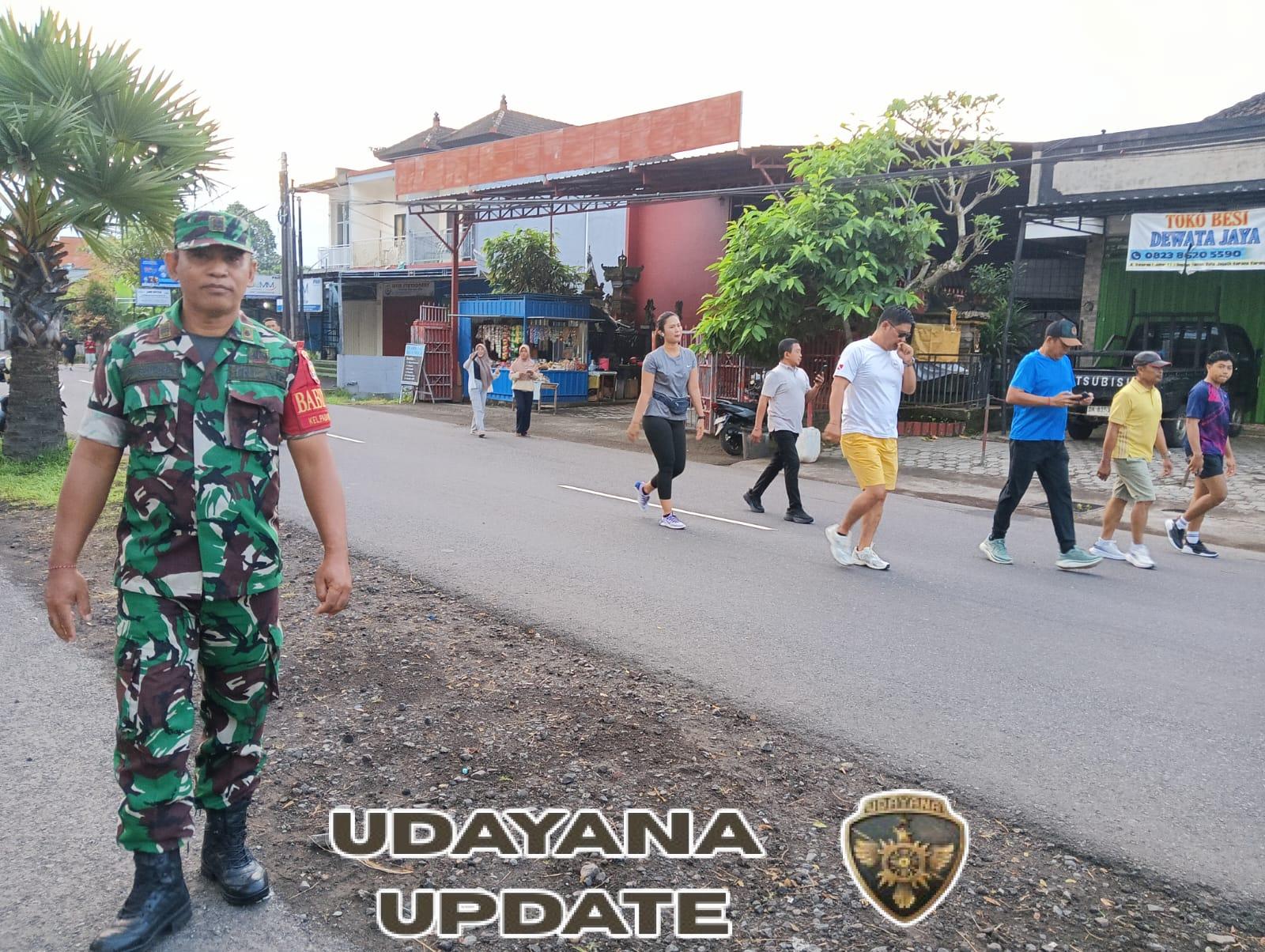 Babinsa Kelurahan Padangkerta turut amankan kegiatan car free day.