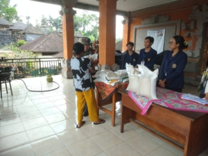 Babinsa Kedisan Serda I Kadek Wardana Kawal Penyaluran 540 Paket Beras ke 270 KK