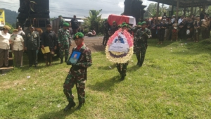Anggota Kodim 1623/Karangasem Berikan Penghormatan Terakhir pada Alm Peltu Purnawirawan I Wayan Suardika