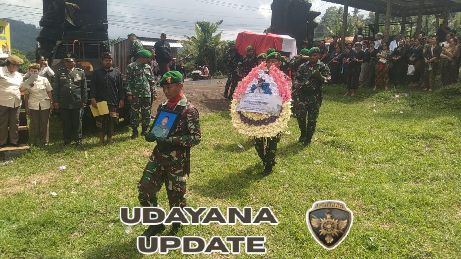 Anggota Kodim 1623/Karangasem Berikan Penghormatan Terakhir pada Alm Peltu Purnawirawan I Wayan Suardika