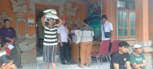 Serka Dewa Putu Jana Pastikan Penyaluran Beras CBP di Desa Temesi Tepat Sasaran