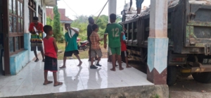 Babinsa Kawal Penyaluran Bantuan Beras, Warga Kelurahan Adang Terbantu