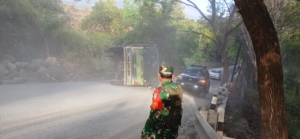 Babinsa 1623-08/Kubu Terjunkan Anggota untuk Amankan Lokasi Truk Terguling