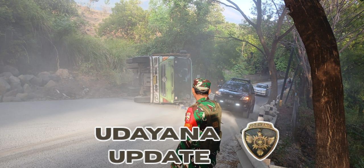 Babinsa 1623-08/Kubu Terjunkan Anggota untuk Amankan Lokasi Truk Terguling