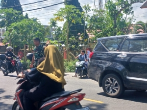 Koramil Pujut Terlibat Langsung dalam Pengamanan Jalan Saat Anak-Anak SMP Pulang Sekolah