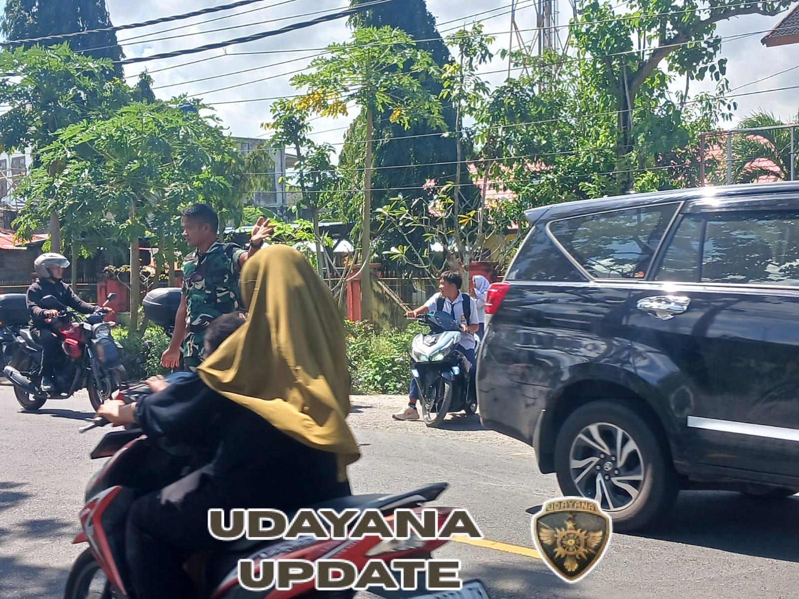 Koramil Pujut Terlibat Langsung dalam Pengamanan Jalan Saat Anak-Anak SMP Pulang Sekolah