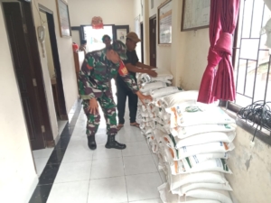 Dampingi Penyaluran Beras, Bentuk Dukungan Kodim 1626/Bangli Dalam Program Pemerintah