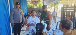 TNI-Polri di Garda Terdepan: Babinsa dan Bhabinkamtibmas Amankan Penyaluran 445 Paket Beras di Seririt