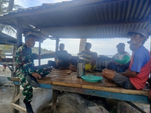 Komsos Babinsa Koramil 1608-06/Wawo Perkuat Silaturahmi dan Kesiapsiagaan Masyarakat