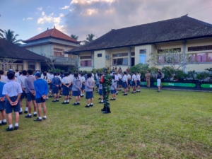 Koramil 1623-03/Rendang Berikan Pelatihan PBB pada Peserta MPLS SMA N 1 Rendang