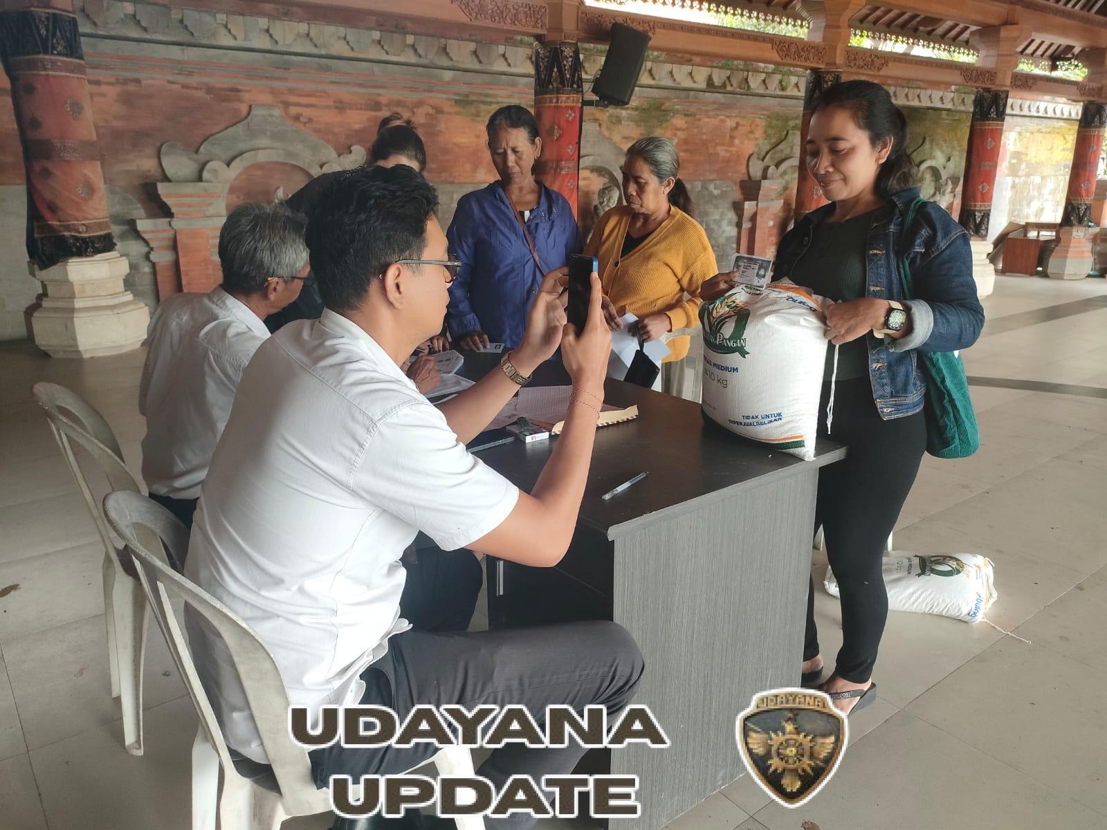 Bersama Perangkat Desa, Babinsa Desa Batubulan Amankan Proses Penyaluran CBP 2025