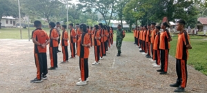 Babinsa Ende Beri Materi Baris Berbaris untuk Generasi Muda di SMP Wawonata