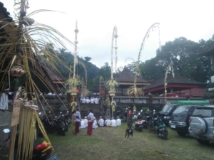 Babinsa Jungutan Laksanakan Pengamanan Demi Kelancaran Upacara Keagamaan