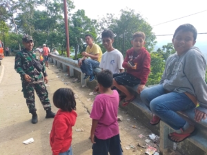 Babinsa Koramil 1602-02/Wolowaru Perkuat Hubungan dengan Warga Desa Kelisamba Lewat Komsos dan Pamwil