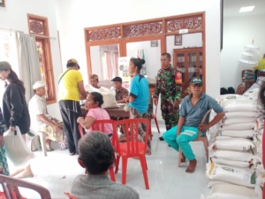 Babinsa Desa Lokasari Amankan Pendistribusian Beras CPP