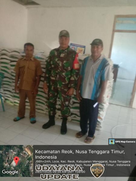 Babinsa Koramil 1612-03/Reok Turun Lapangan, 376 Warga Loce Terima Bantuan Pangan dengan Aman dan Tertib