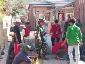 Kolaborasi Mahasiswa KKN Muhammadiyah dan Babinsa Waduwani Ciptakan Desa yang Bersih dan Asri