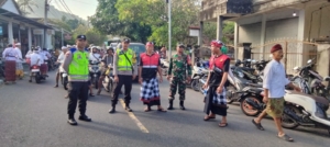 Babinsa Desa Bugbug Bersama Bhabinkamtibmas Laksanakan Pengamanan Upacara Keagamaan