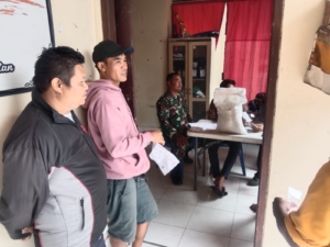 Babinsa Koramil 1616-07/Payangan Pastikan Bantuan Beras di Desa Kerta Tepat Sasaran