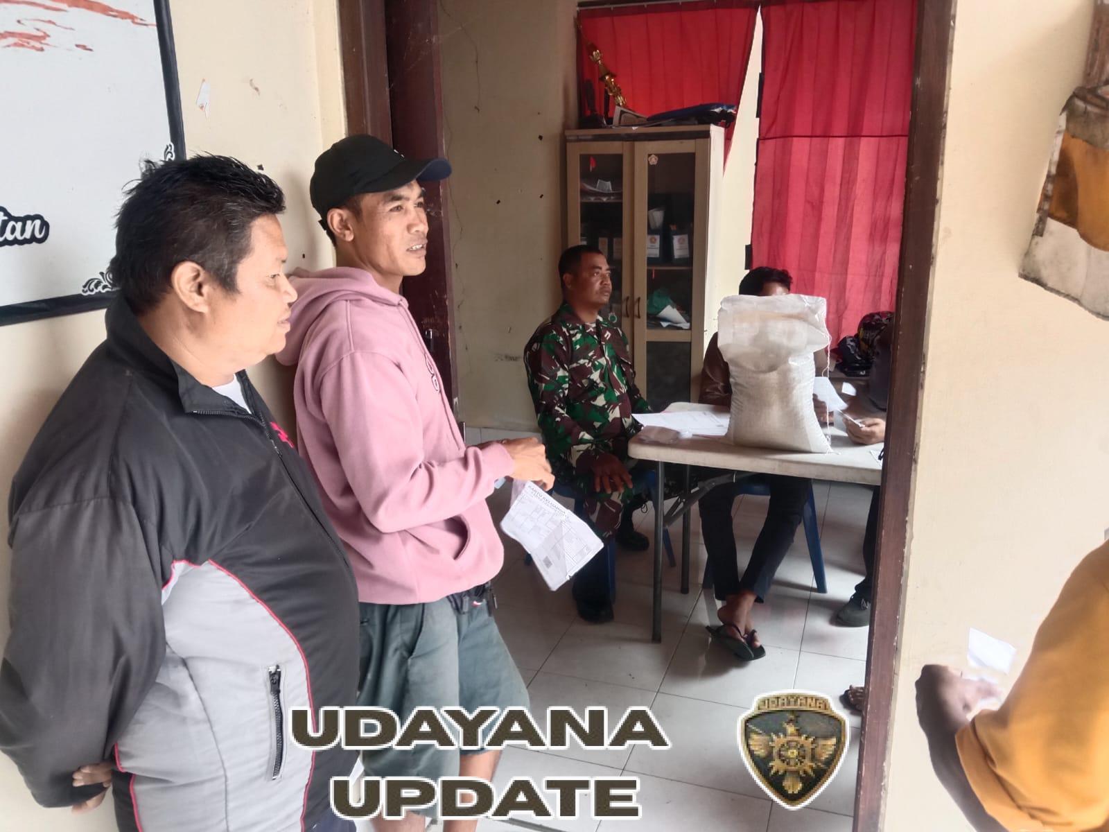 Babinsa Koramil 1616-07/Payangan Pastikan Bantuan Beras di Desa Kerta Tepat Sasaran