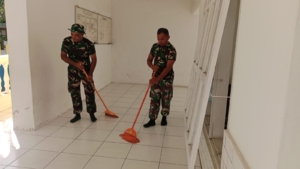 Pembersihan Masjid Arabita, Wujud Kepedulian Koramil 01 Ende pada Lingkungan Ibadah