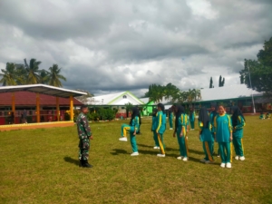 Serka Sahruddin dan Serda Ilyas Latih PBB 129 Pelajar SMPN 1 Lunyuk