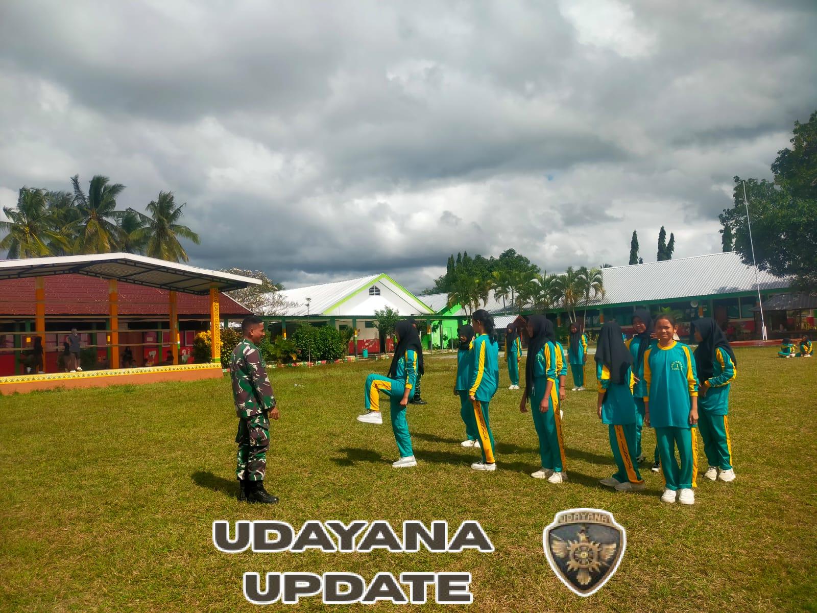 Serka Sahruddin dan Serda Ilyas Latih PBB 129 Pelajar SMPN 1 Lunyuk