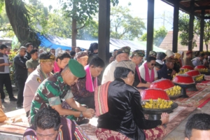 TNI dan Tokoh Nusantara Bersatu dalam Ritual Budaya Ngayu-Ayu Sembalun