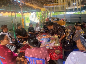 Sertu I Wayan Suparta Tunjukkan Kepedulian, Dampingi Warga di Kegiatan Suka Duka Desa Ketewel