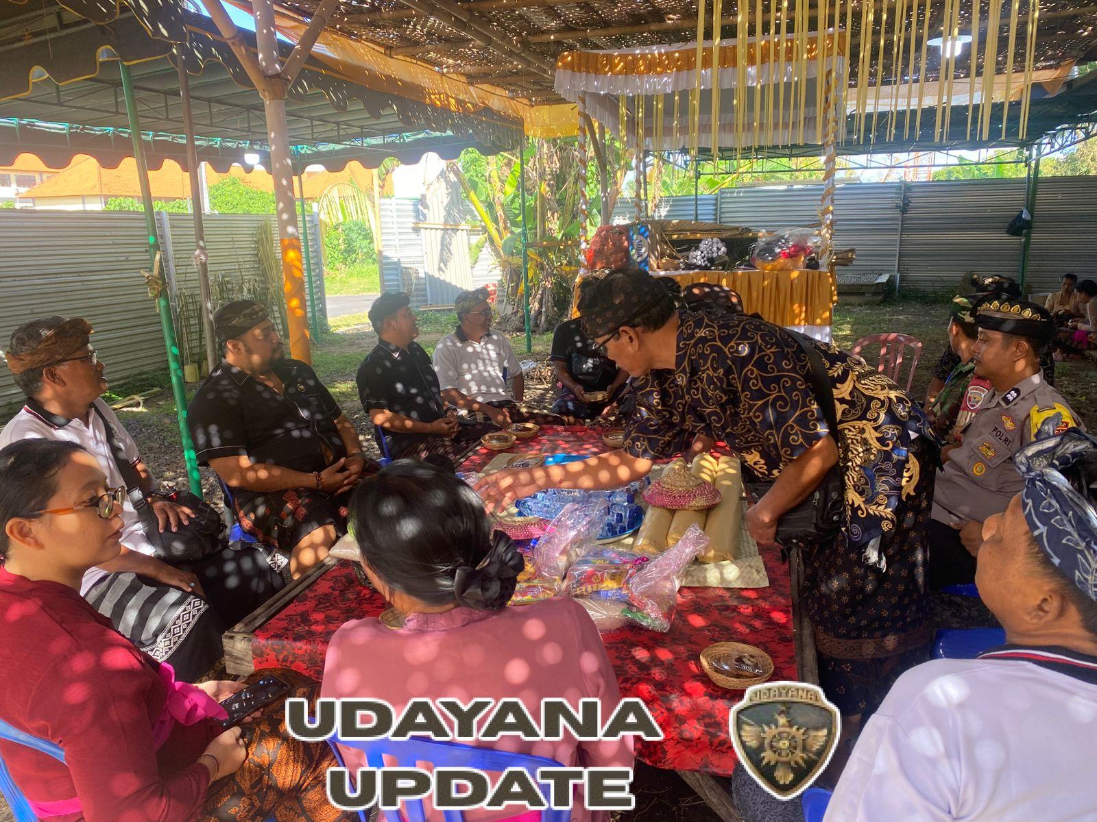 Sertu I Wayan Suparta Tunjukkan Kepedulian, Dampingi Warga di Kegiatan Suka Duka Desa Ketewel